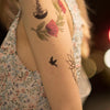 Tatouage temporaire hyperréaliste Free Bird de ArtWear Tattoo Minimalistes sur le bras d'un homme et jambe d'une femme