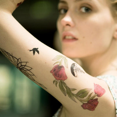Tatouage temporaire hyperréaliste Free Bird de ArtWear Tattoo Minimalistes sur le bras d'un homme et jambe d'une femme