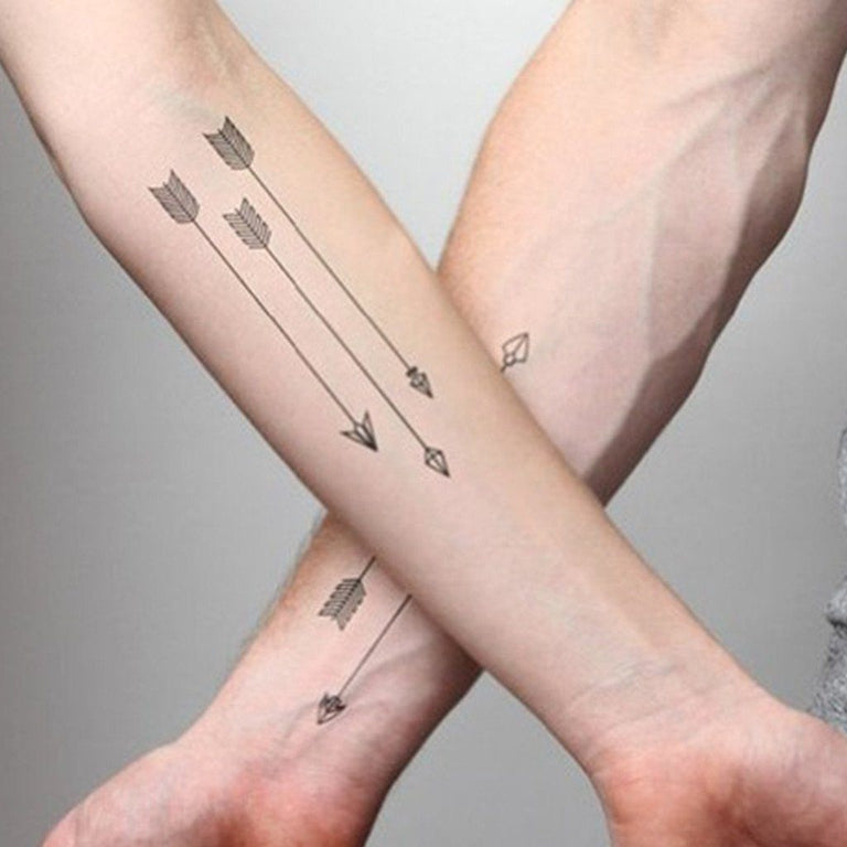 Tatouage temporaire hyperréaliste Lil Arrows de ArtWear Tattoo Minimalistes sur le bras d'un homme et jambe d'une femme