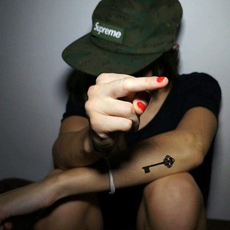 Tatouage temporaire hyperréaliste Lil Keys de ArtWear Tattoo Minimalistes sur le bras d'un homme et jambe d'une femme