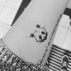 Tatouage temporaire hyperréaliste Lil Panda de ArtWear Tattoo Minimalistes sur le bras d'un homme et jambe d'une femme