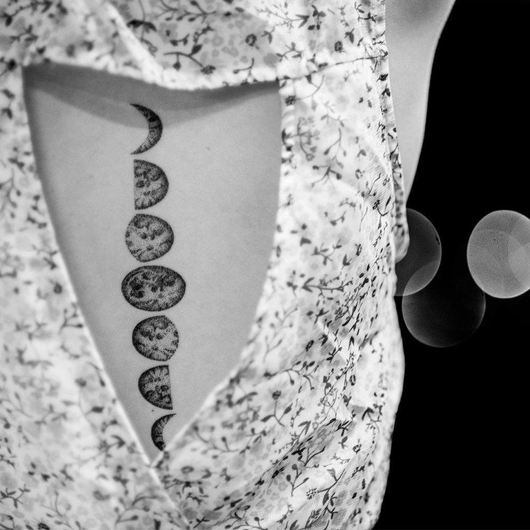Tatouage temporaire hyperréaliste Moon Phase de ArtWear Tattoo Minimalistes sur le bras d'un homme et jambe d'une femme
