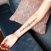 Tatouage temporaire hyperréaliste Moon Phase de ArtWear Tattoo Minimalistes sur le bras d'un homme et jambe d'une femme
