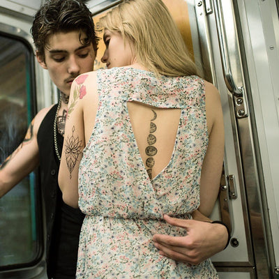 Tatouage temporaire hyperréaliste Moon Phase de ArtWear Tattoo Minimalistes sur le bras d'un homme et jambe d'une femme
