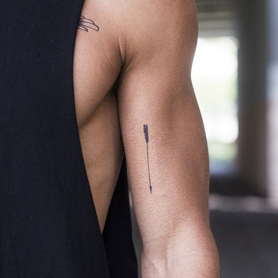 Tatouage temporaire hyperréaliste Multi - Pack de ArtWear Tattoo Minimalistes sur le bras d'un homme et jambe d'une femme
