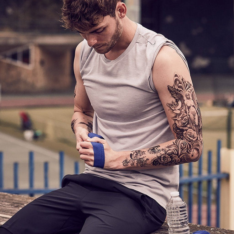 Tatouage temporaire hyperréaliste Music Notes - Pack de ArtWear Tattoo Minimalistes sur le bras d'un homme et jambe d'une femme