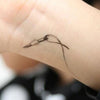 Tatouage temporaire hyperréaliste Needles de ArtWear Tattoo Minimalistes sur le bras d'un homme et jambe d'une femme