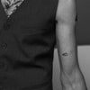 Tatouage temporaire hyperréaliste Paper Plane - Pack de ArtWear Tattoo Minimalistes sur le bras d'un homme et jambe d'une femme