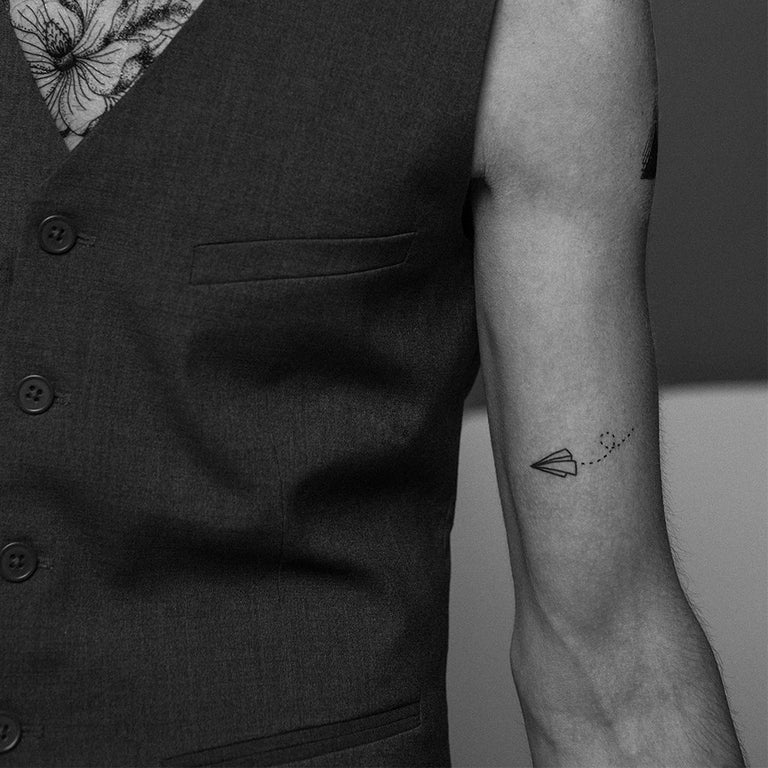 Tatouage temporaire hyperréaliste Paper Plane - Pack de ArtWear Tattoo Minimalistes sur le bras d'un homme et jambe d'une femme