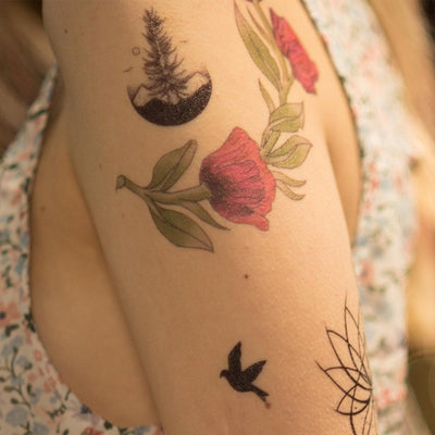 Tatouage temporaire hyperréaliste Round Moon Landscape - Pack de ArtWear Tattoo Minimalistes sur le bras d'un homme et jambe d'une femme