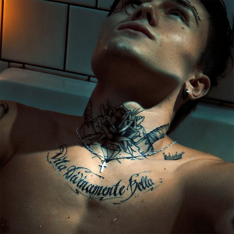 Tatouage temporaire hyperréaliste Royal Crowns - Pack de ArtWear Tattoo Minimalistes sur le bras d'un homme et jambe d'une femme