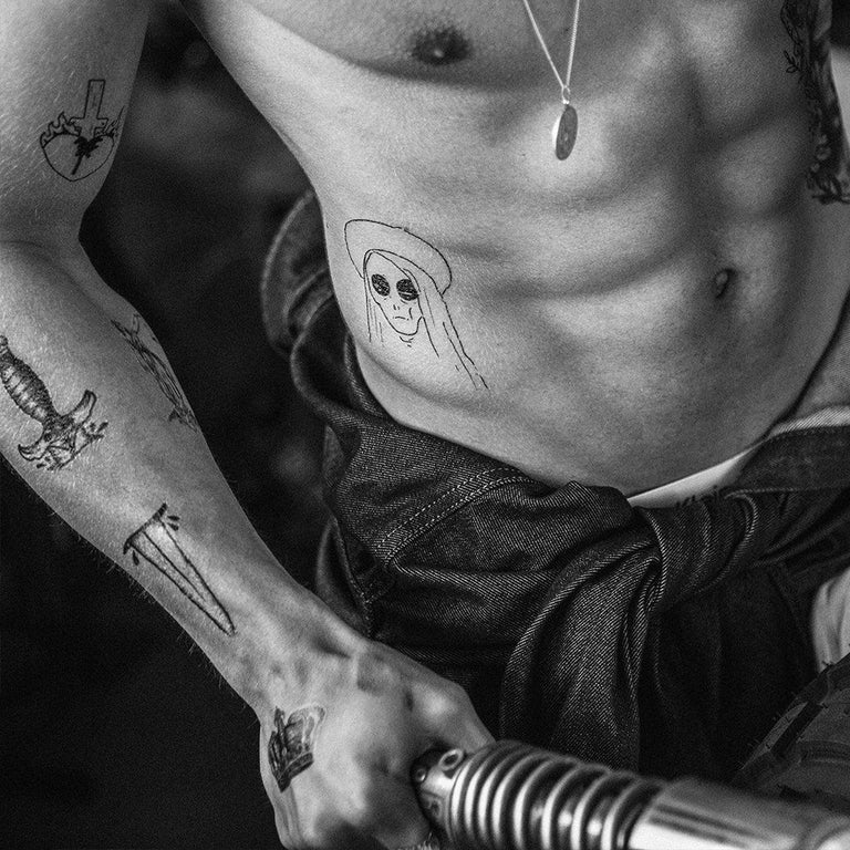 Tatouage temporaire hyperréaliste Royal Crowns - Pack de ArtWear Tattoo Minimalistes sur le bras d'un homme et jambe d'une femme