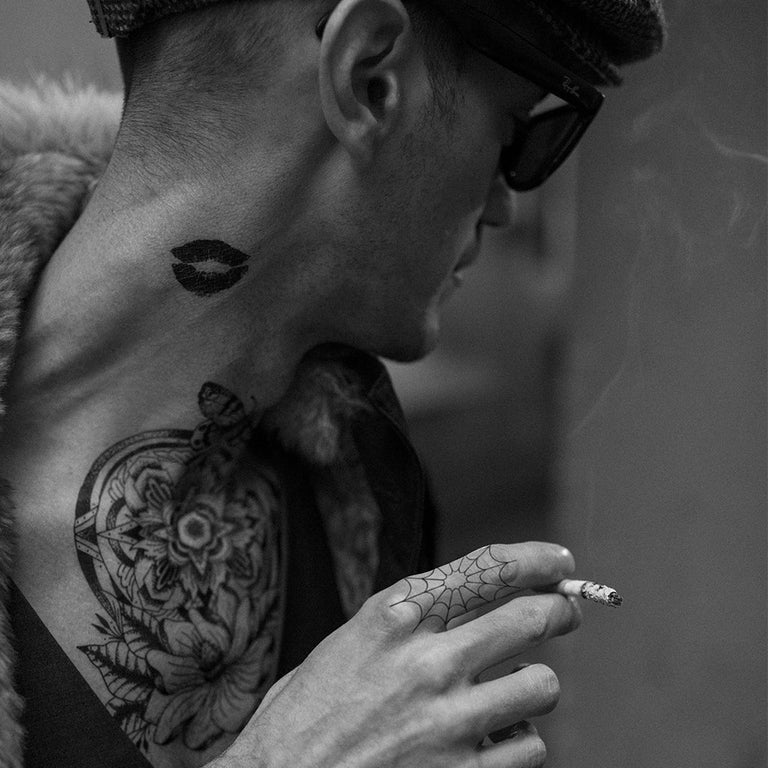 Tatouage temporaire hyperréaliste Spider Web - Pack de ArtWear Tattoo Minimalistes sur le bras d'un homme et jambe d'une femme