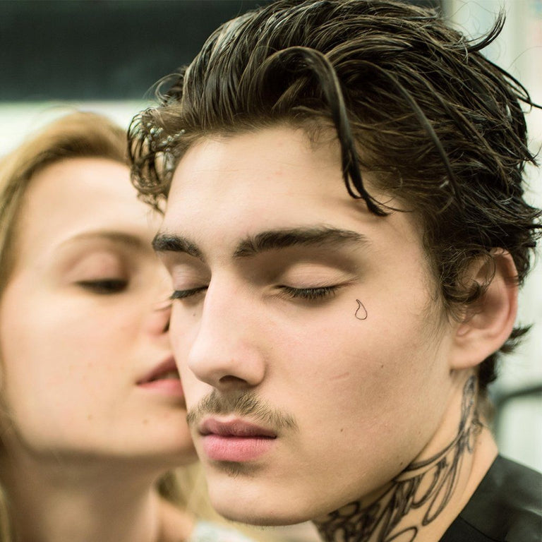 Tatouage temporaire hyperréaliste Tear Drops - Pack de ArtWear Tattoo Minimalistes sur le bras d'un homme et jambe d'une femme