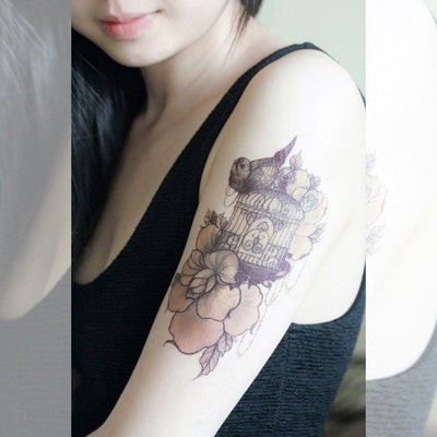 Tatouage temporaire hyperréaliste Bird Cage de ArtWear Tattoo Old School sur le bras d'un homme et jambe d'une femme