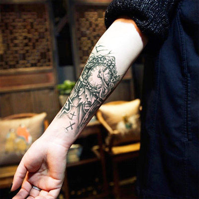 Tatouage temporaire hyperréaliste Clock Arm de ArtWear Tattoo Old School sur le bras d'un homme et jambe d'une femme