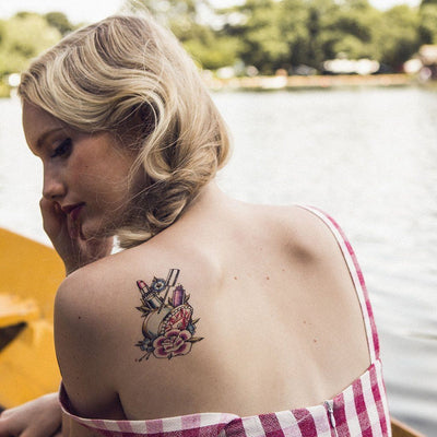 Tatouage temporaire hyperréaliste Coquette de ArtWear Tattoo Old School sur le bras d'un homme et jambe d'une femme