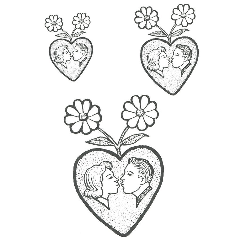 Tatouage temporaire hyperréaliste Couple in a Heart de ArtWear Tattoo Old School sur le bras d'un homme et jambe d'une femme