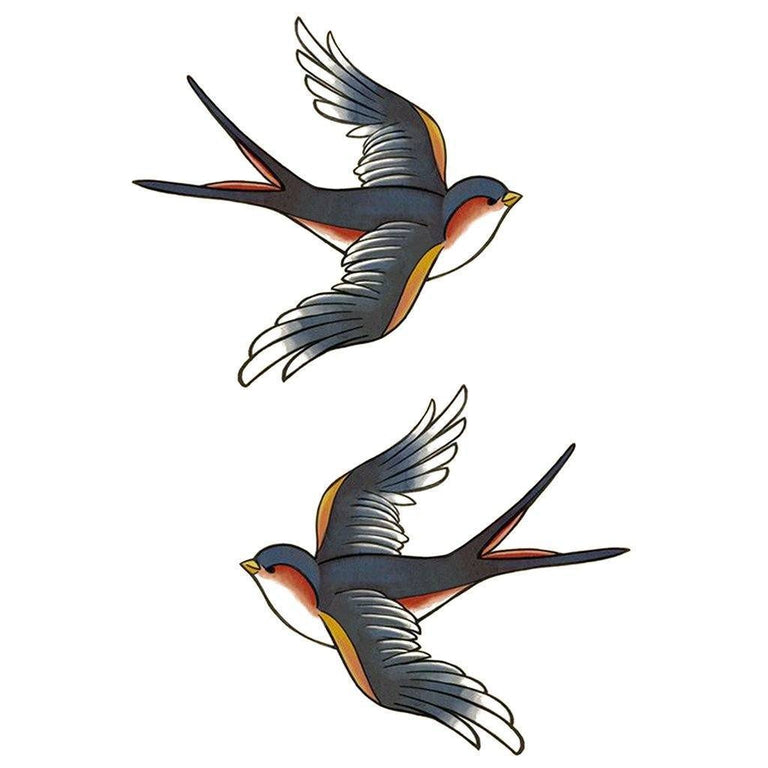 Tatouage temporaire hyperréaliste Double Swallow Color de ArtWear Tattoo Old School sur le bras d'un homme et jambe d'une femme