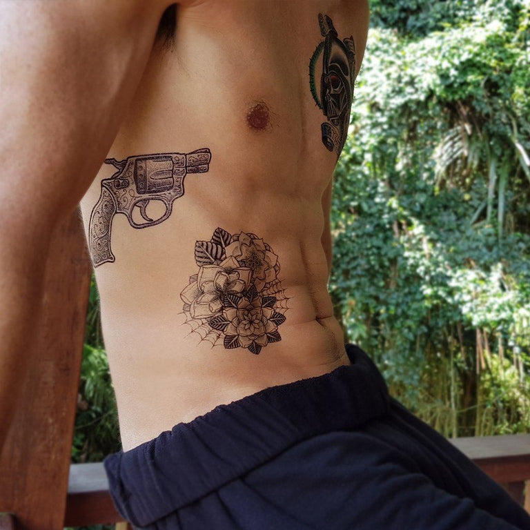 Tatouage temporaire hyperréaliste Gunz - Pack de ArtWear Tattoo Old School sur le bras d'un homme et jambe d'une femme