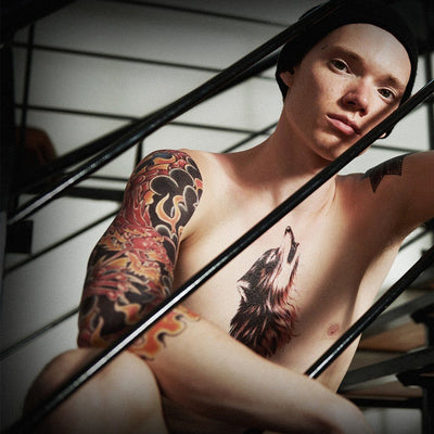 Tatouage temporaire hyperréaliste Red Dragon Sleeve de ArtWear Tattoo Old School sur le bras d'un homme et jambe d'une femme