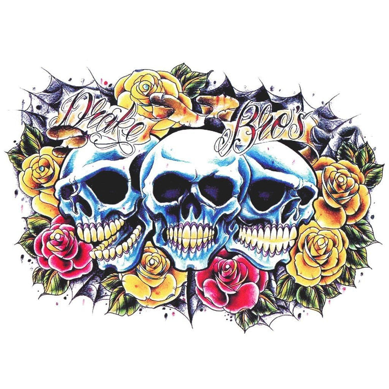 Tatouage temporaire hyperréaliste Skull Brothers de ArtWear Tattoo Old School sur le bras d'un homme et jambe d'une femme