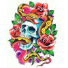 Tatouage temporaire hyperréaliste Skull & Roses 2 de ArtWear Tattoo Old School sur le bras d'un homme et jambe d'une femme