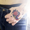 Tatouage temporaire hyperréaliste Swallow Bird & Rose de ArtWear Tattoo Old School sur le bras d'un homme et jambe d'une femme
