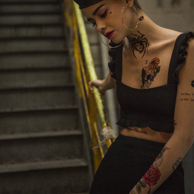 Tatouage temporaire hyperréaliste Swallow & Rose de ArtWear Tattoo Old School sur le bras d'un homme et jambe d'une femme