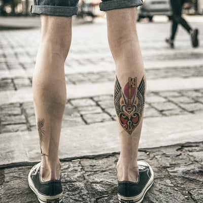 Tatouage temporaire hyperréaliste The Key de ArtWear Tattoo Old School sur le bras d'un homme et jambe d'une femme