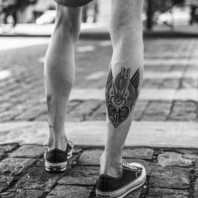 Tatouage temporaire hyperréaliste The Key de ArtWear Tattoo Old School sur le bras d'un homme et jambe d'une femme