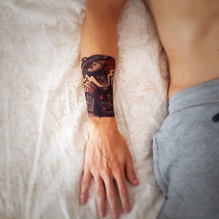 Tatouage temporaire hyperréaliste The Samurai & The Geisha de ArtWear Tattoo Old School sur le bras d'un homme et jambe d'une femme