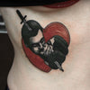 Tatouage temporaire hyperréaliste Us Forever - Pack de ArtWear Tattoo Old School sur le bras d'un homme et jambe d'une femme