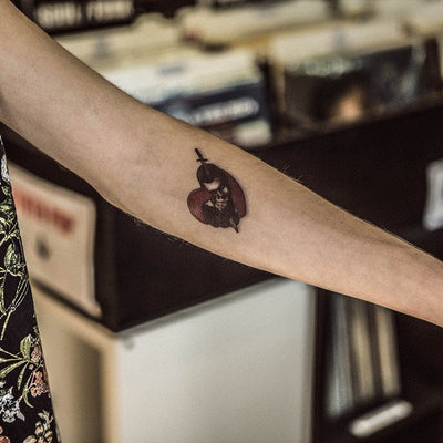 Tatouage temporaire hyperréaliste Us Forever - Pack de ArtWear Tattoo Old School sur le bras d'un homme et jambe d'une femme