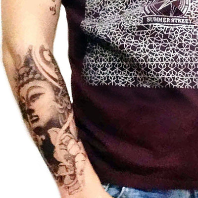 Tatouage temporaire hyperréaliste Buddha 2 de ArtWear Tattoo Religieux sur le bras d'un homme et jambe d'une femme
