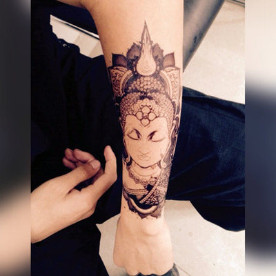 Tatouage temporaire hyperréaliste Buddha 3 de ArtWear Tattoo Religieux sur le bras d'un homme et jambe d'une femme