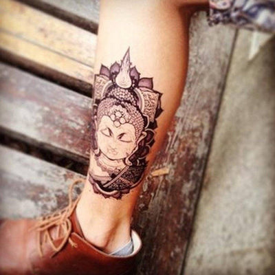 Tatouage temporaire hyperréaliste Buddha 3 de ArtWear Tattoo Religieux sur le bras d'un homme et jambe d'une femme