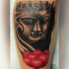 Tatouage temporaire hyperréaliste Buddha - Color 2 de ArtWear Tattoo Religieux sur le bras d'un homme et jambe d'une femme