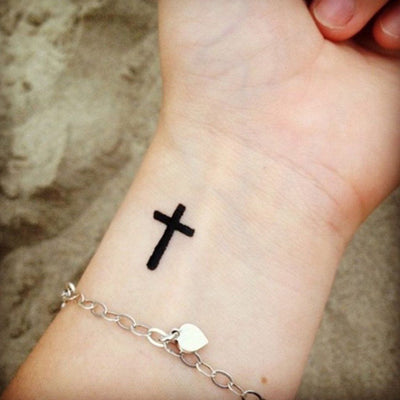 Tatouage temporaire hyperréaliste Christian Cross de ArtWear Tattoo Religieux sur le bras d'un homme et jambe d'une femme