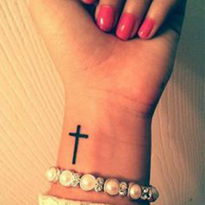 Tatouage temporaire hyperréaliste Christian Cross de ArtWear Tattoo Religieux sur le bras d'un homme et jambe d'une femme