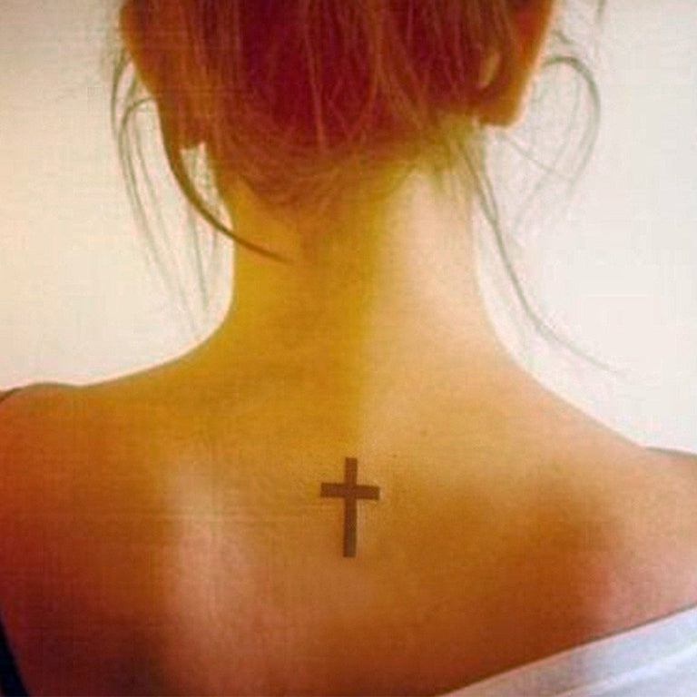 Tatouage temporaire hyperréaliste Christian Cross de ArtWear Tattoo Religieux sur le bras d'un homme et jambe d'une femme