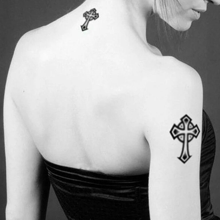 Tatouage temporaire hyperréaliste Lil Celtic Cross de ArtWear Tattoo Religieux sur le bras d'un homme et jambe d'une femme