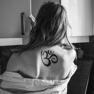 Tatouage temporaire hyperréaliste Om/Aum - Pack de ArtWear Tattoo Religieux sur le bras d'un homme et jambe d'une femme