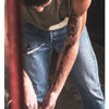 Tatouage temporaire hyperréaliste Feather & Arrow Sleeve - Pack de ArtWear Tattoo Sleeve sur le bras d'un homme et jambe d'une femme