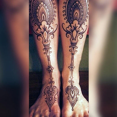 Tatouage temporaire hyperréaliste Feather & Arrow Sleeve - Pack de ArtWear Tattoo Sleeve sur le bras d'un homme et jambe d'une femme