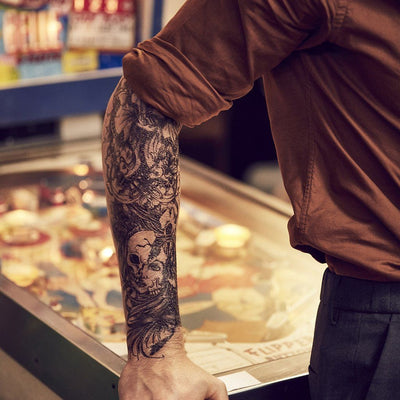 Tatouage temporaire hyperréaliste Innocense B&W Sleeve de ArtWear Tattoo Sleeve sur le bras d'un homme et jambe d'une femme