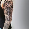 Tatouage temporaire hyperréaliste Mechanical Sleeve de ArtWear Tattoo Sleeve sur le bras d'un homme et jambe d'une femme
