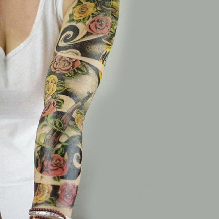 Tatouage temporaire hyperréaliste Skull & Roses Sleeve 3 de ArtWear Tattoo Sleeve sur le bras d'un homme et jambe d'une femme