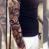 Tatouage temporaire hyperréaliste Skull & Roses Sleeve 3 de ArtWear Tattoo Sleeve sur le bras d'un homme et jambe d'une femme