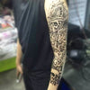 Tatouage temporaire hyperréaliste B&W Skulls Sleeve 1 de ArtWear Tattoo Tête de mort sur le bras d'un homme et jambe d'une femme